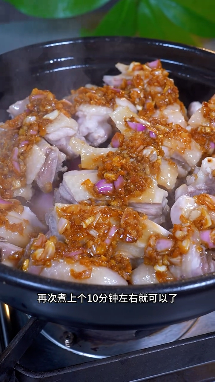 广东的煲仔菜很出名,尤其是这个沙姜葱头焗鸡煲,真的下酒又下饭