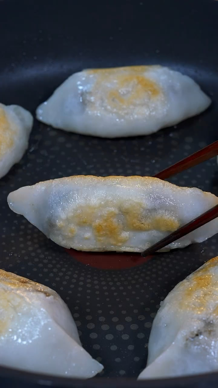 客家梅菜粄酥脆的外皮包裹着梅干菜的咸香,真的超级无敌爆炸好吃