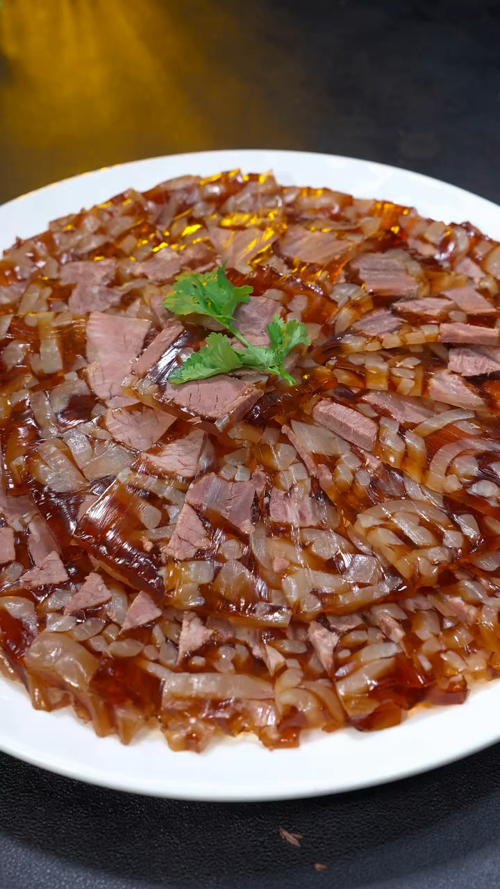 马上过年了,学会这个牛肉皮冻的做法做给家人吃。