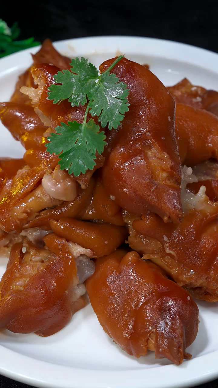 过年的餐桌上少不了这道酱猪蹄