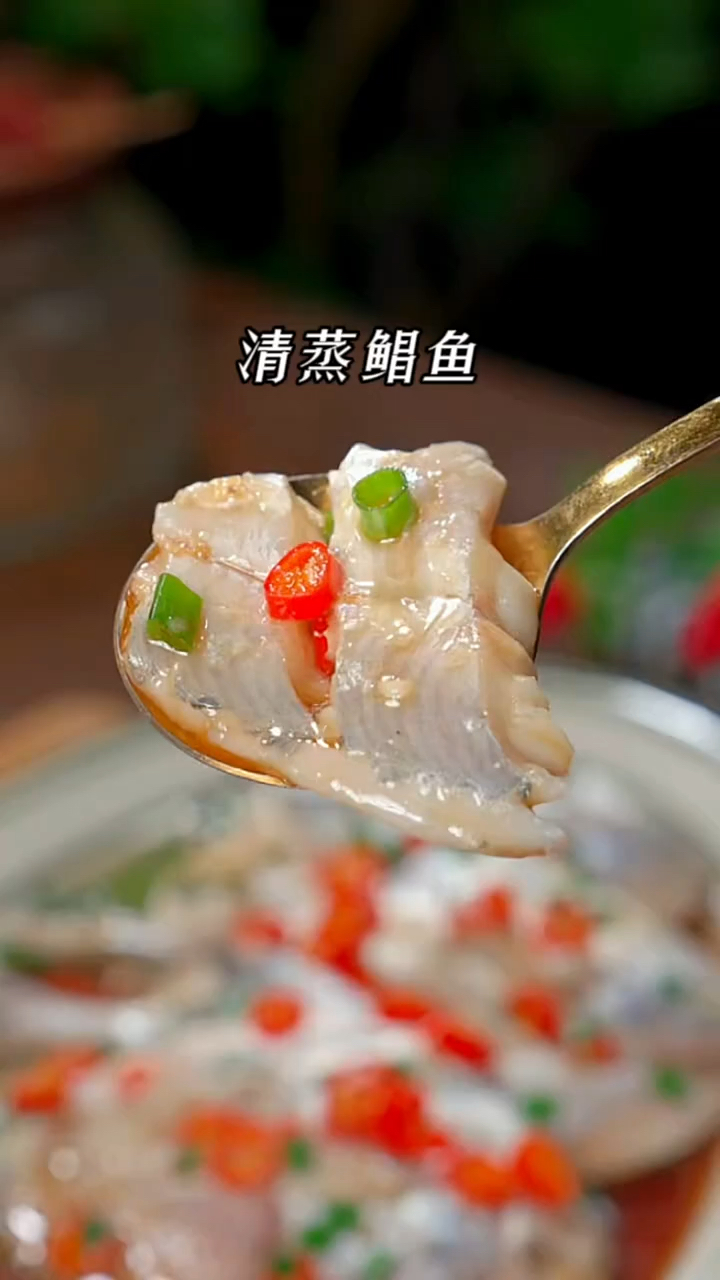 把鲳鱼放进开水里烫一下,这才是鲳鱼鲜嫩好吃的做法