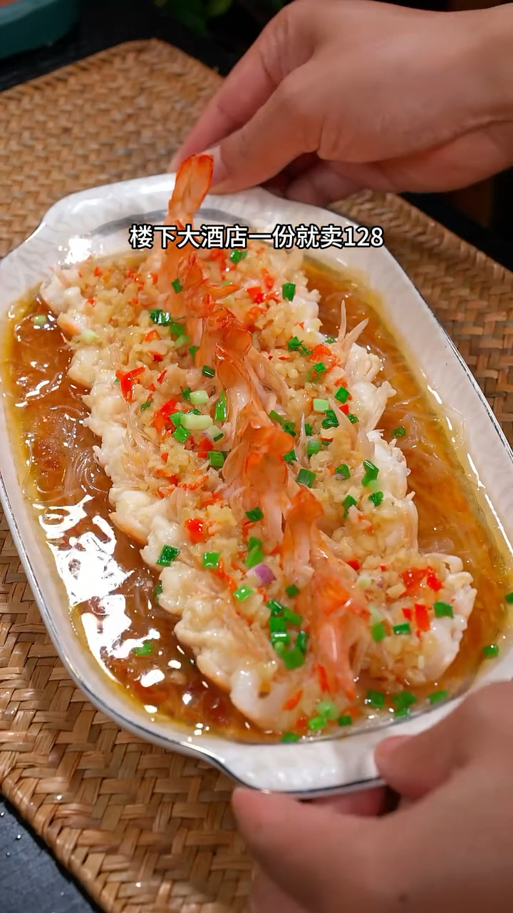 这道蒜蓉粉丝开背虾,每次一上桌,都是最先光盘的