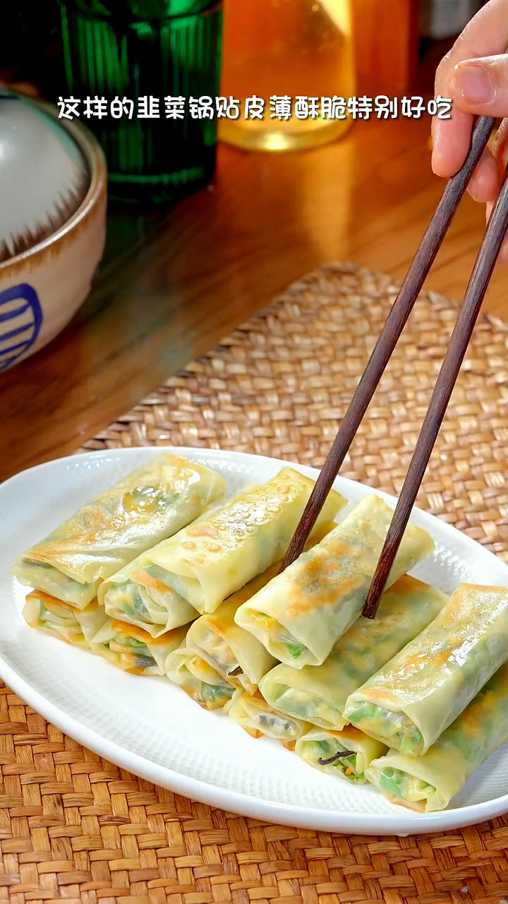 家里剩的饺子皮不要再扔了,这样做成锅贴,孩子都抢着吃!