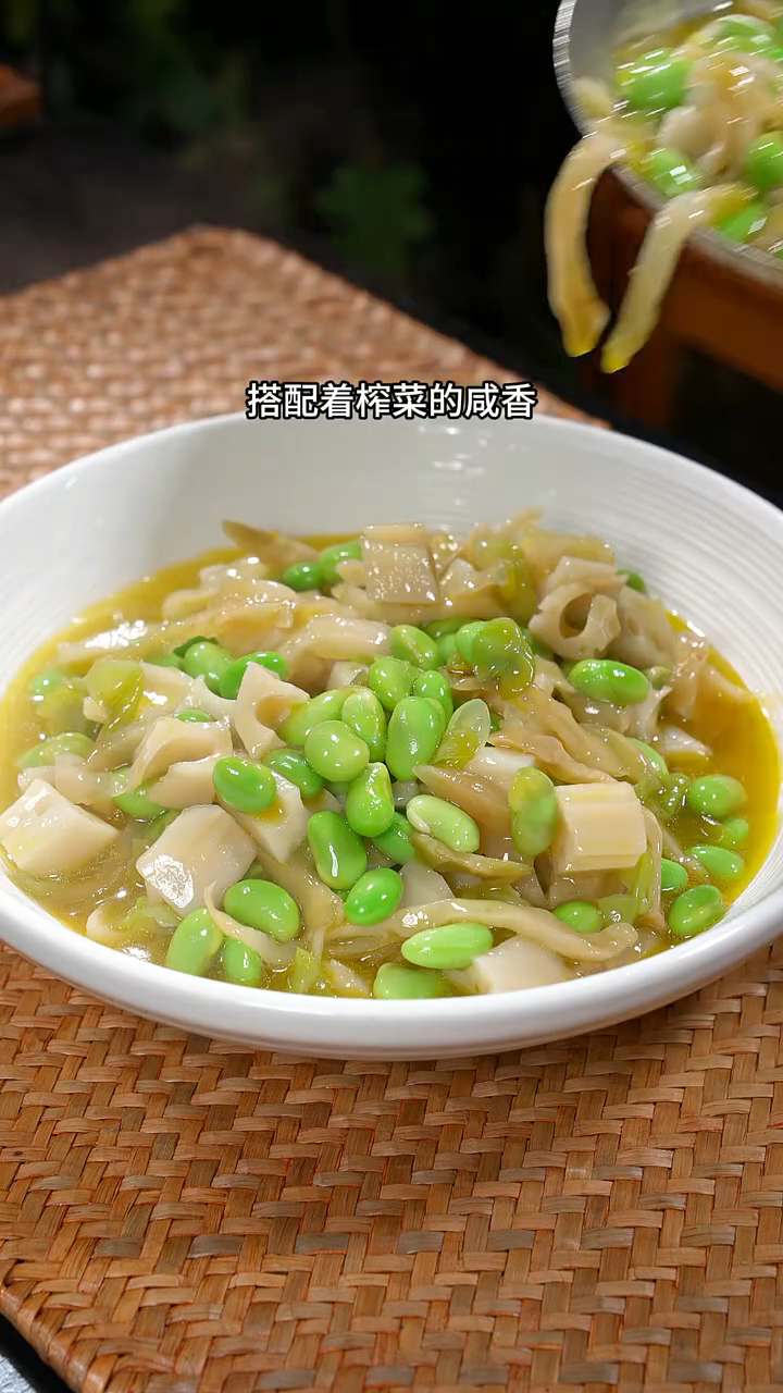 莲藕榨菜丝的做法。