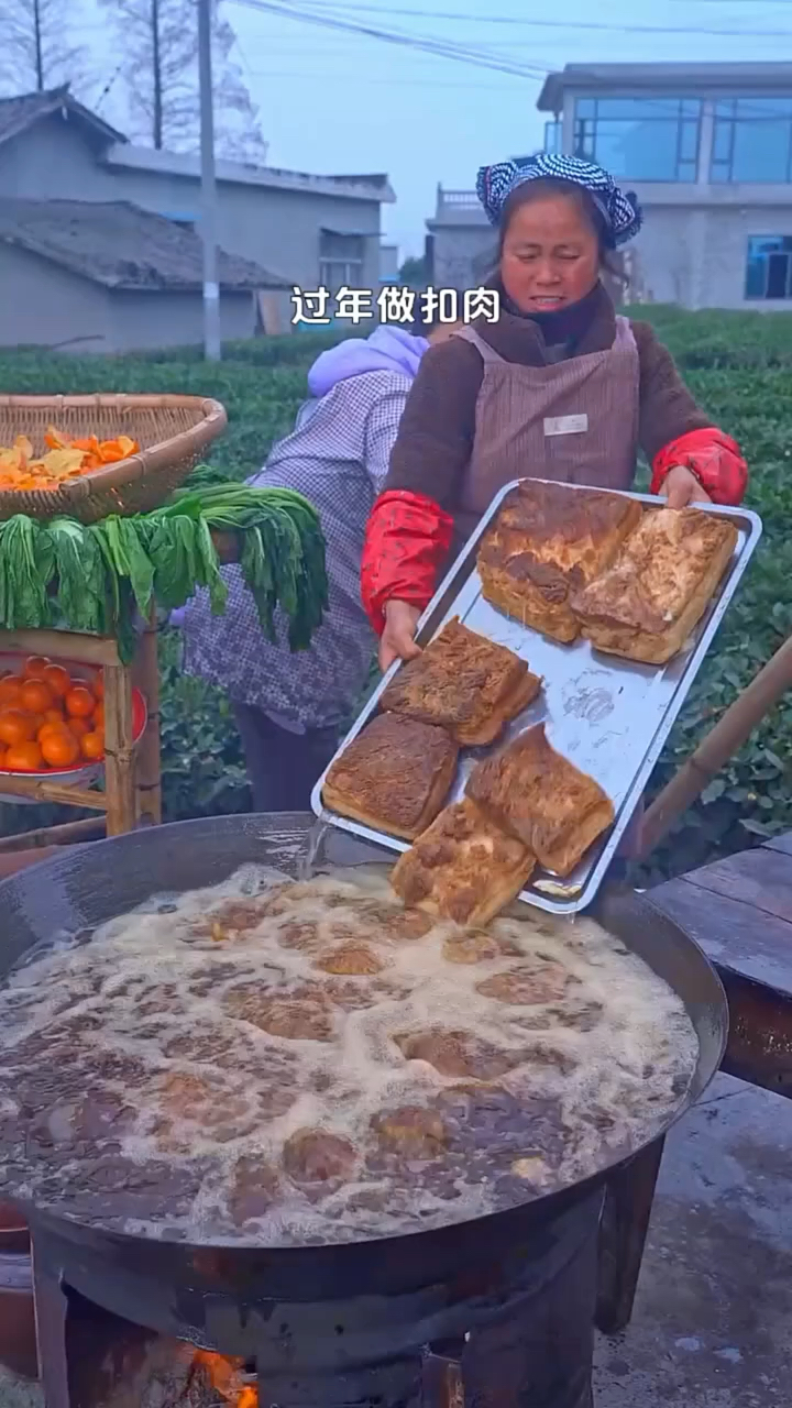 梅菜扣肉的做法。