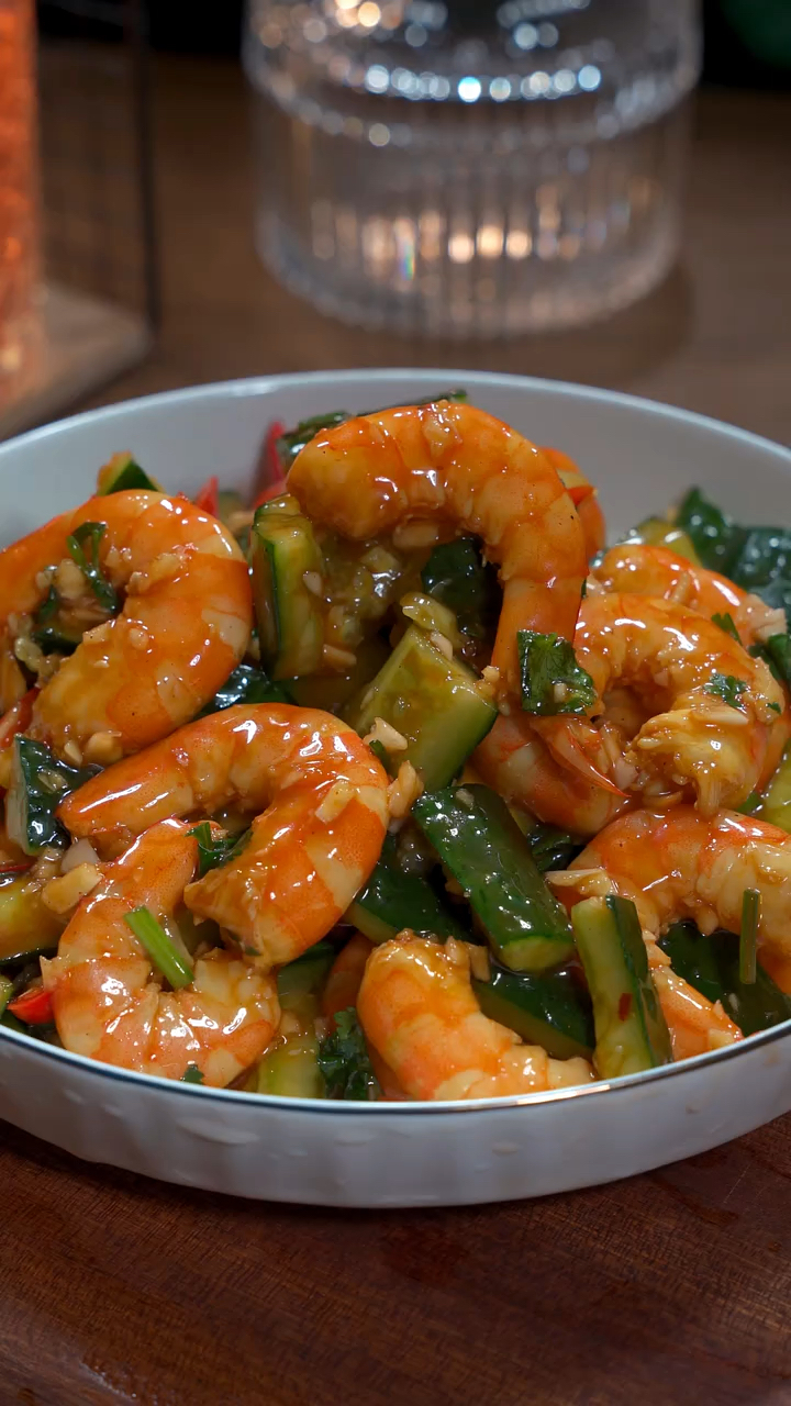 大虾不要只会白灼和清蒸了,试试这道酸辣柠檬虾,酸辣脆爽