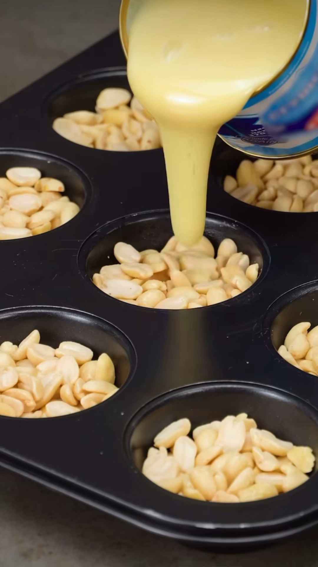 花生碎蛋糕,花生炒熟切碎,再放入模具,出炉那一刻满屋飘香