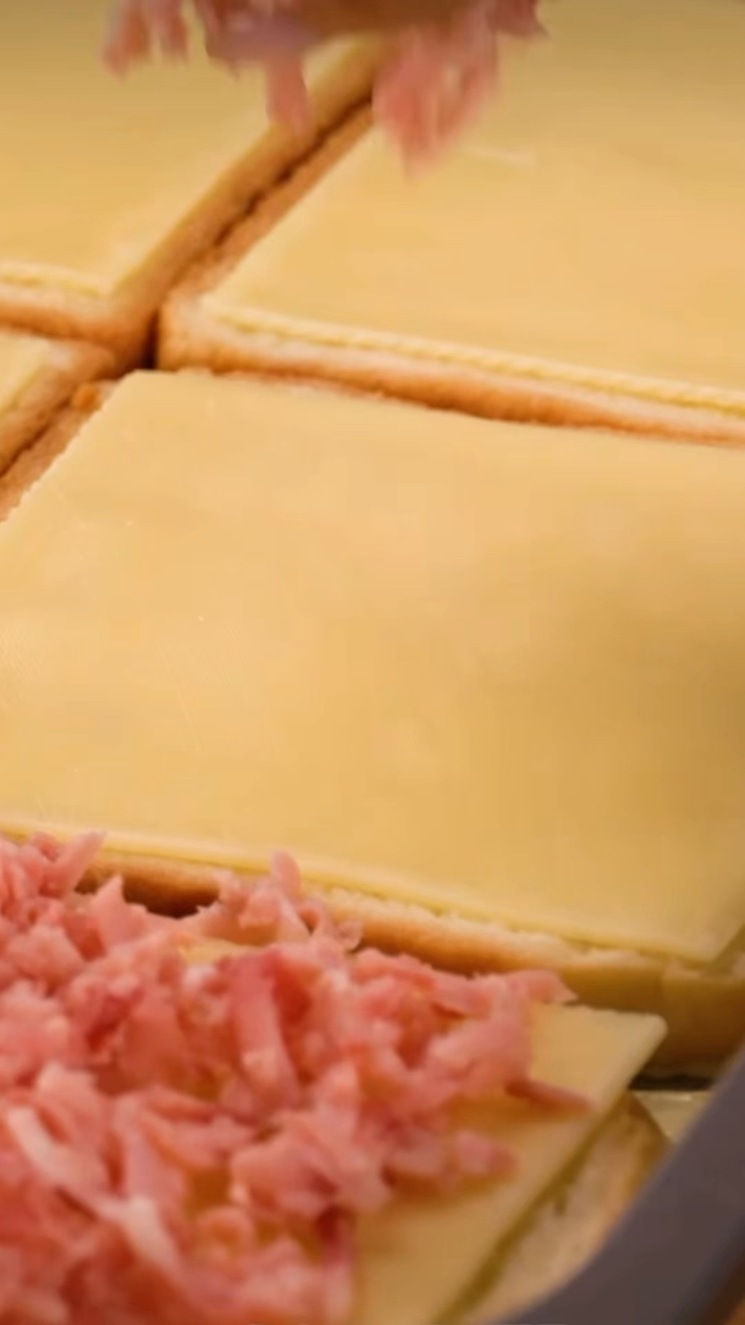 火腿吐司芝士三明治,放入托盘烤六分钟,非常适合当早餐