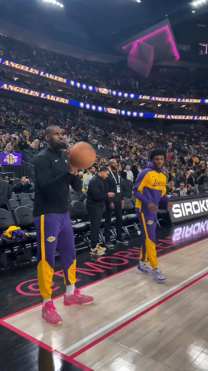 赛前热身,詹姆斯给布朗尼传球