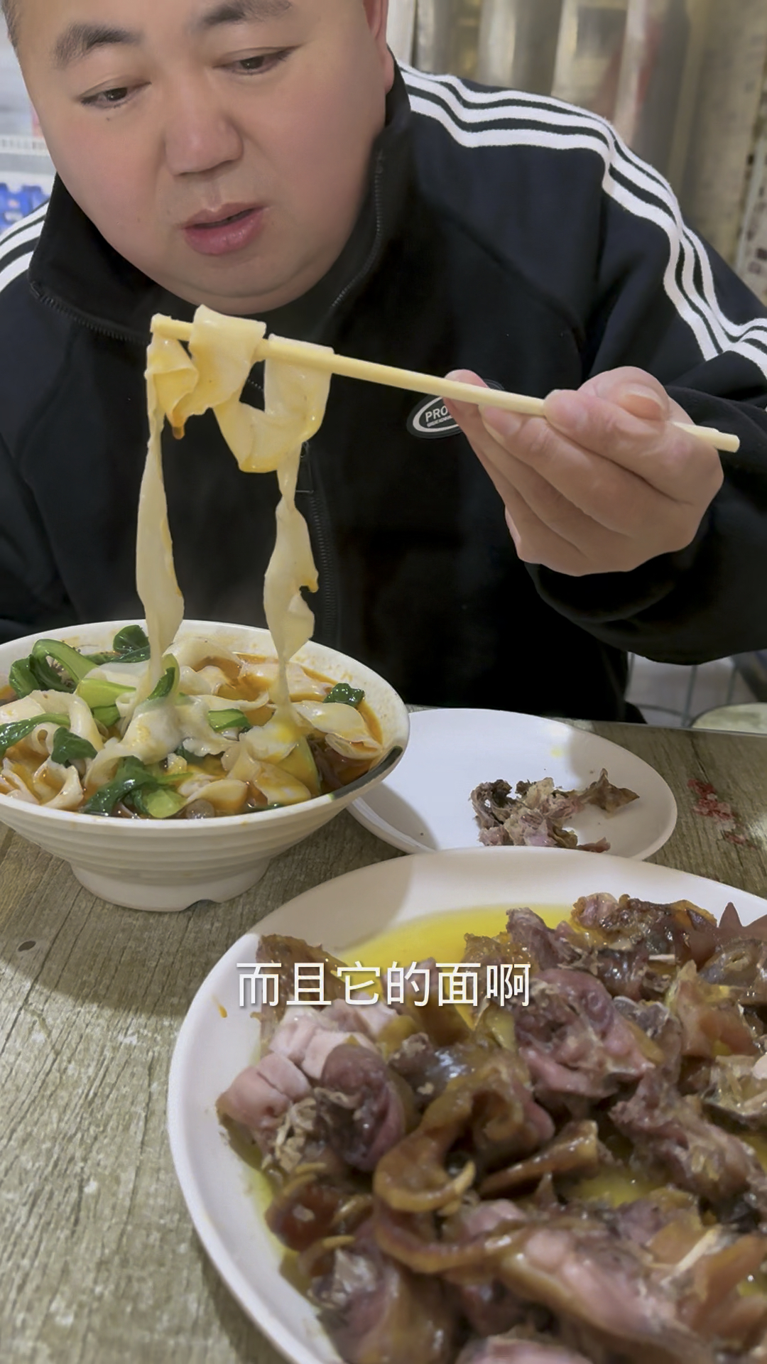 开在亳州老商业街胡同里的小馆子,板面和风干鸡很有特色!
