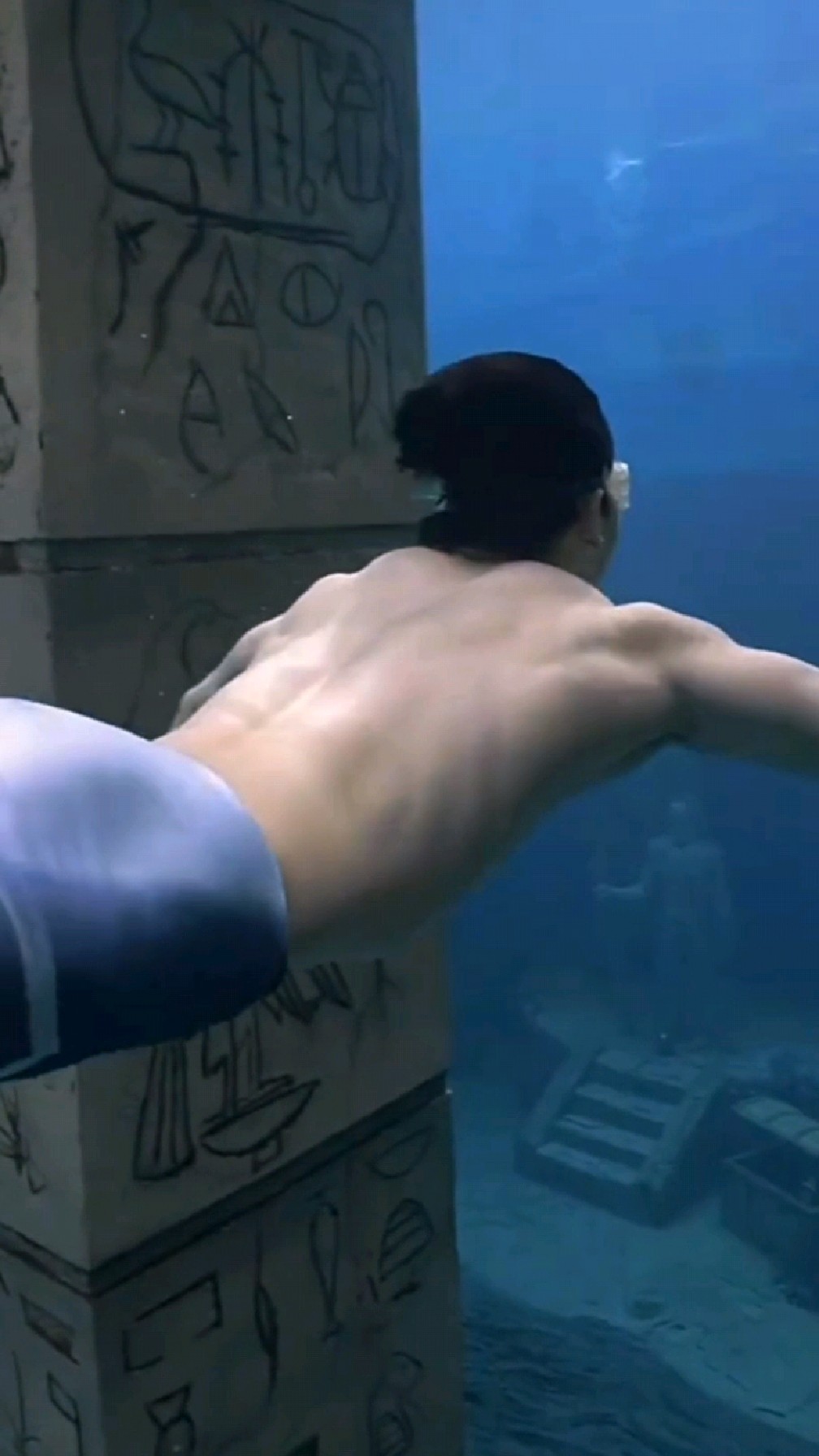 海洋馆惊现酷帅美男鱼,身材颜超级棒,水中动作优美,太迷人了吧