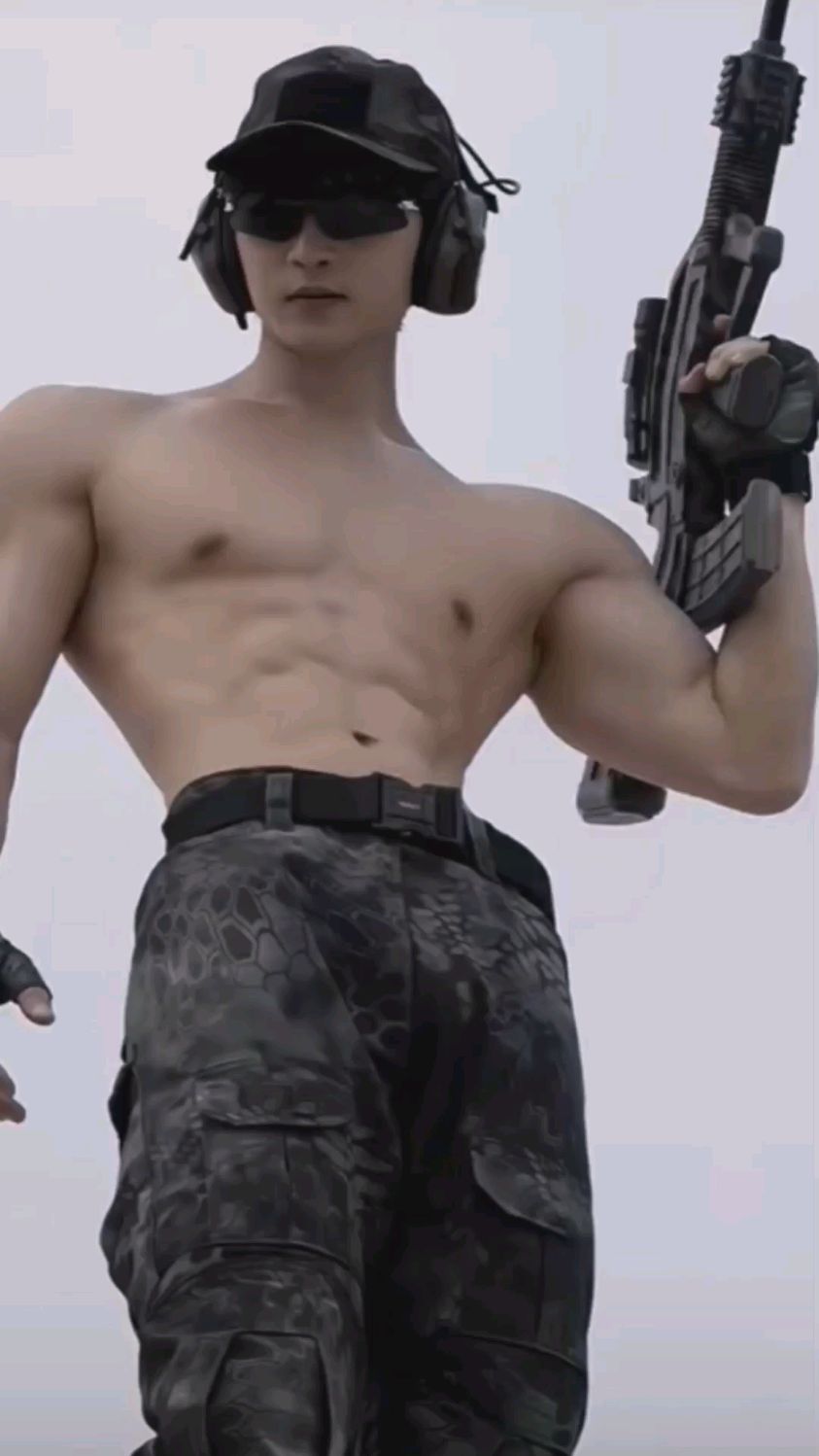 帅气肌肉男生穿迷彩裤半裸上身,八块腹肌太性感,硬汉也能这么帅