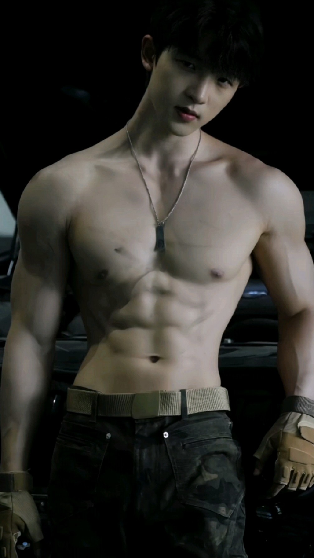 肌肉男变身汽车修理工,光膀修车魅力难挡,你会为他多付修车费吗