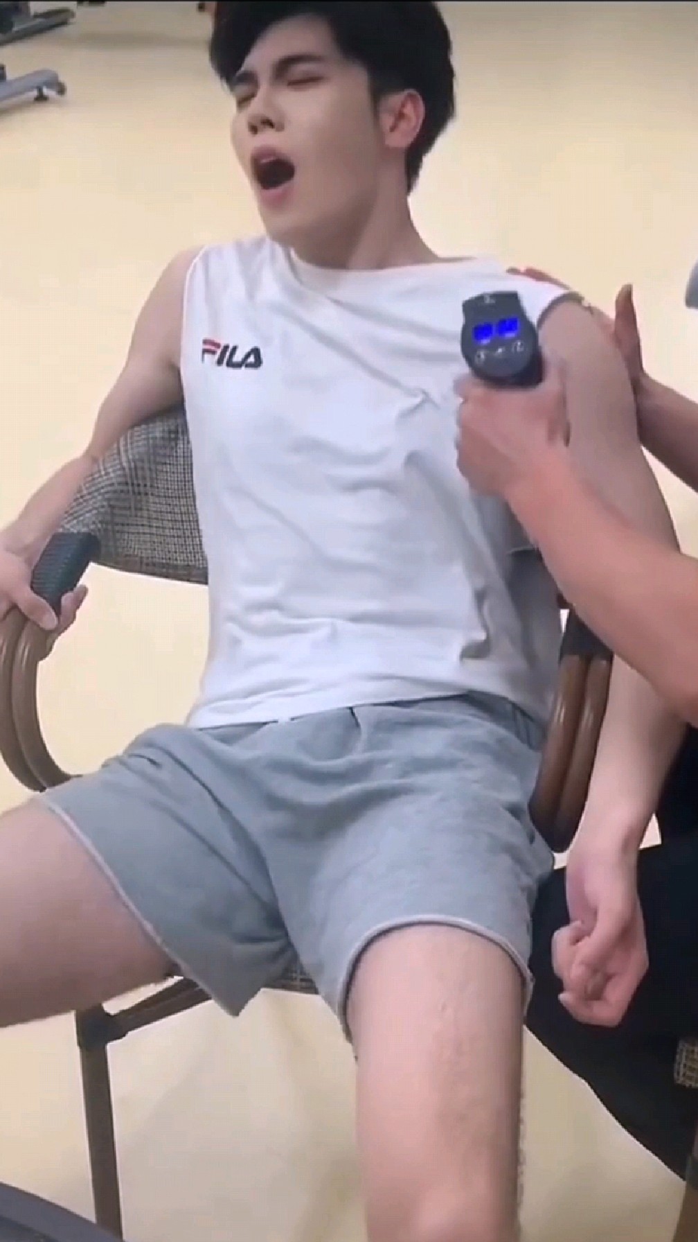 小哥哥运动过猛,肌肉疼找校医,这表情绝了,到底是难受还是享受