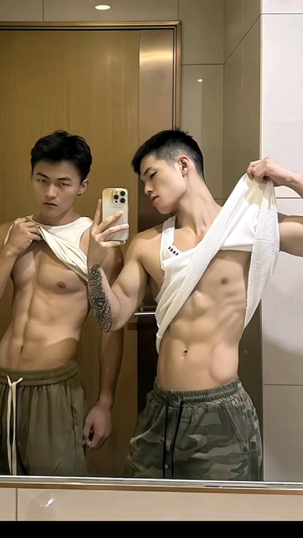 卫生间秀身材的肌肉男,在家锻炼有招,带网友健身都要挑颜值身材
