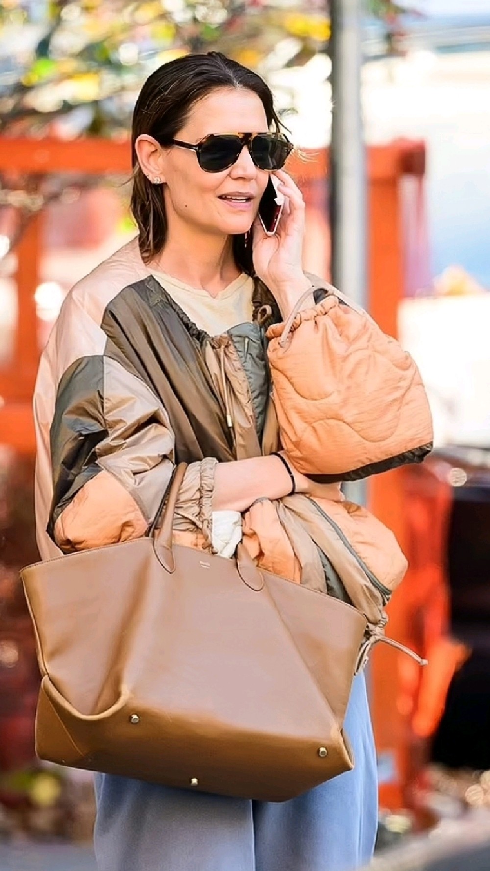 阿汤哥前妻凯蒂现身纽约街头,拼接外套配运动裤,时尚又随性!