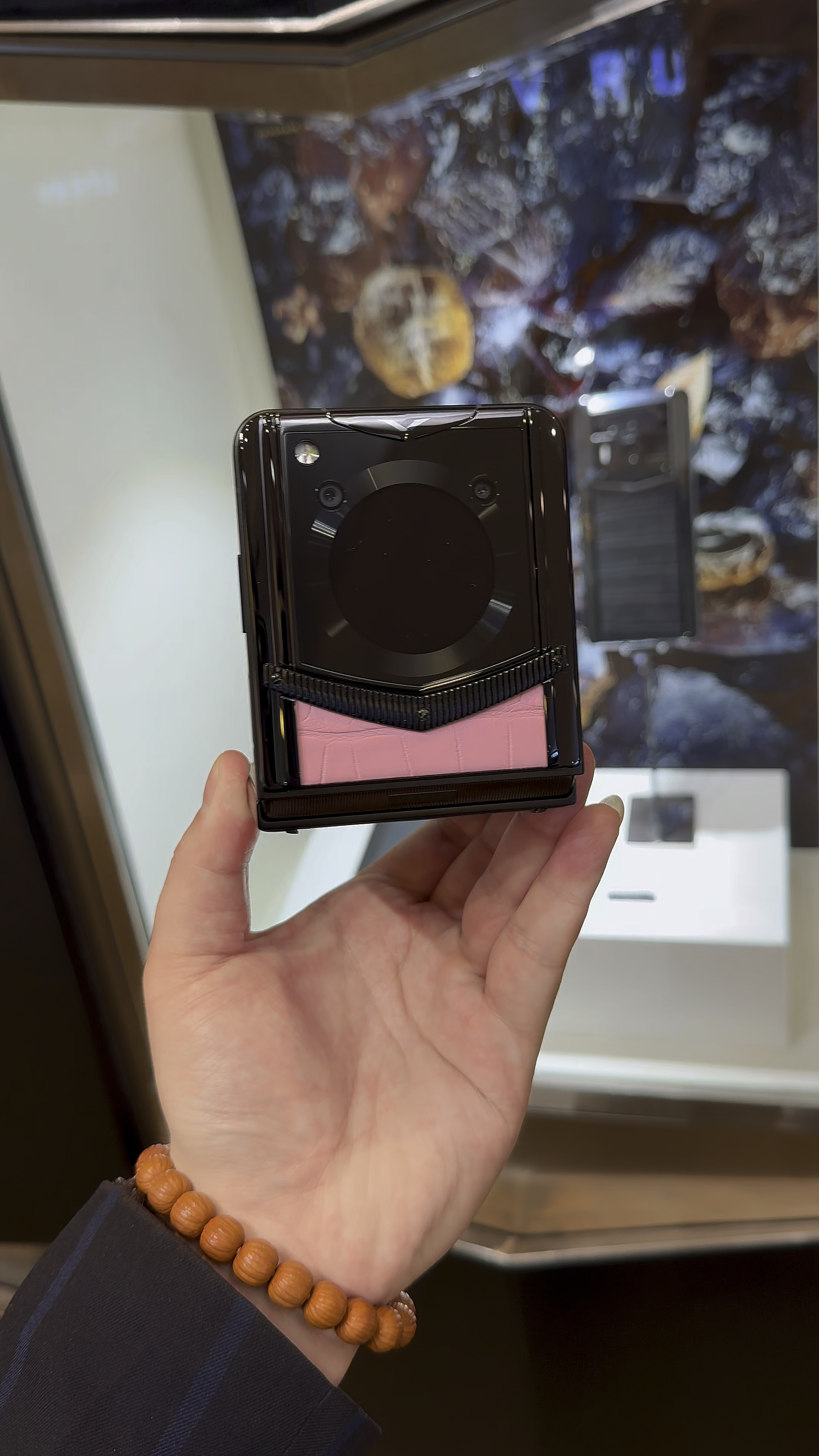 VERTU/威图手机英雄本色小折叠屏粉色高定版鳄鱼皮