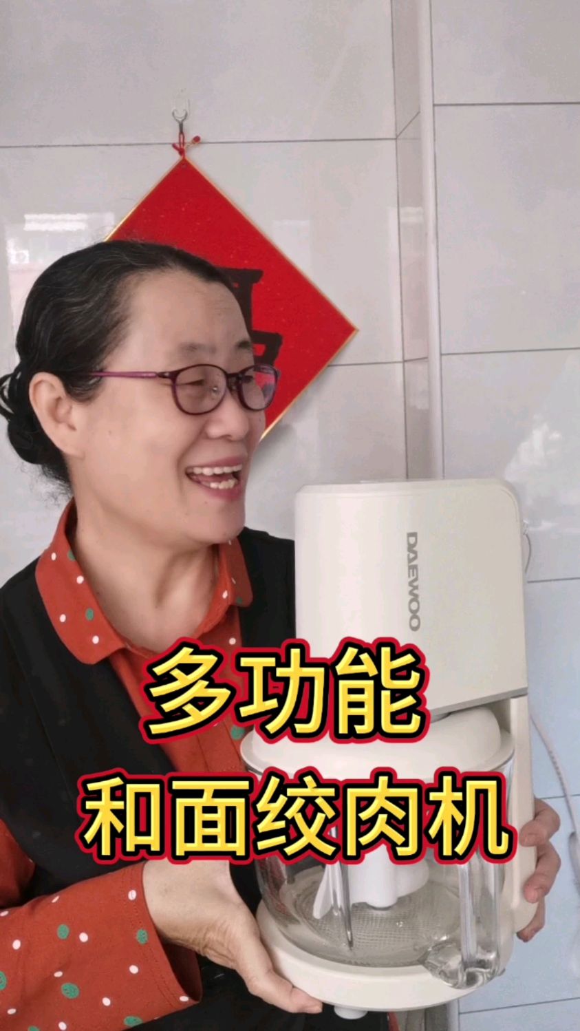 老伴要吃猪肉白菜水饺,我家多功能和面绞肉机派上用场了,真方便