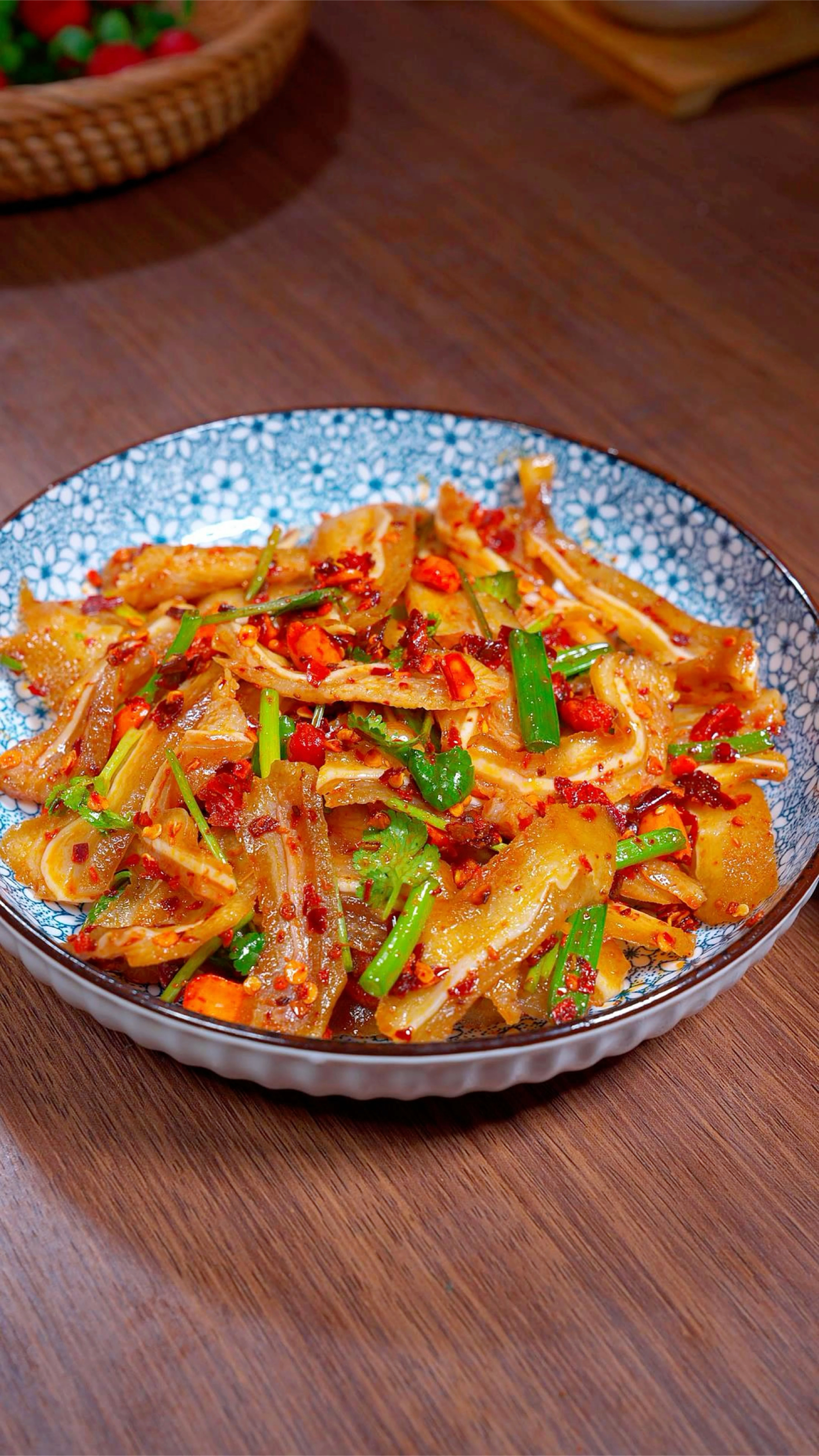 过年的餐桌上少不了一道干拌猪耳朵,麻辣鲜香开胃解馋