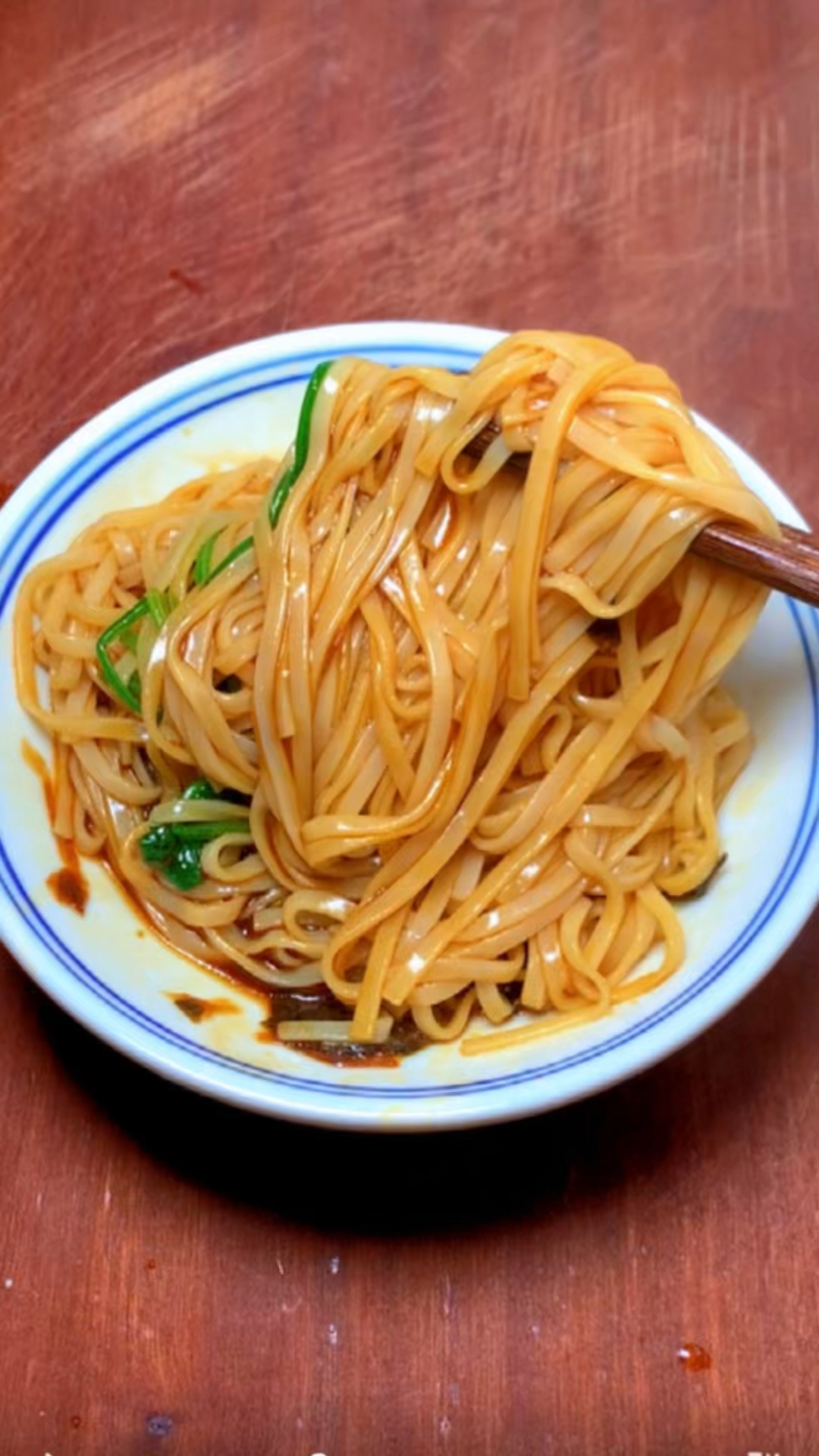 面条不要总是去外面吃了,教你在家做上海葱油拌面,孩子抢着吃