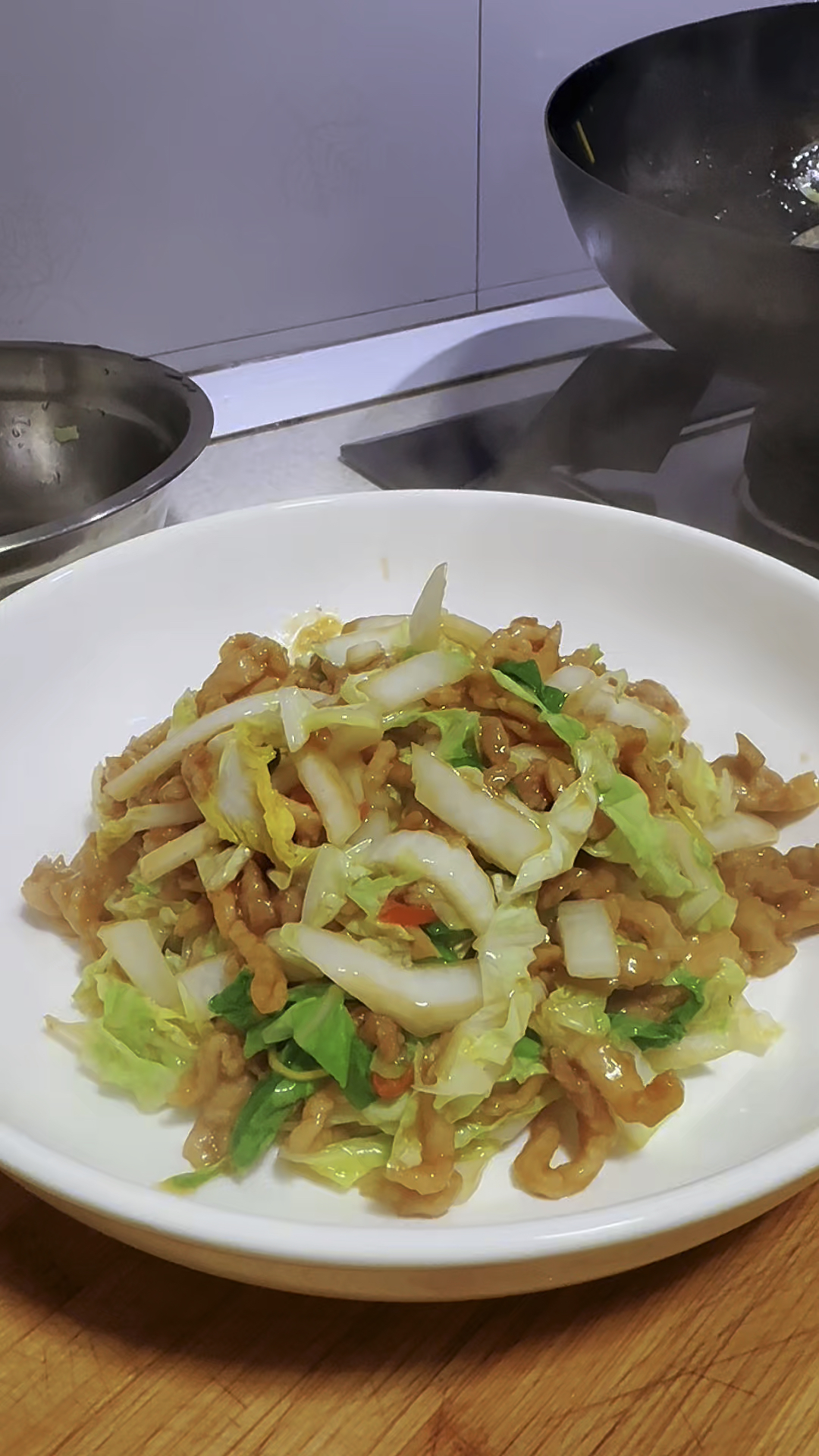 水白菜炒肉丝,白菜脆嫩,肉丝嫩滑