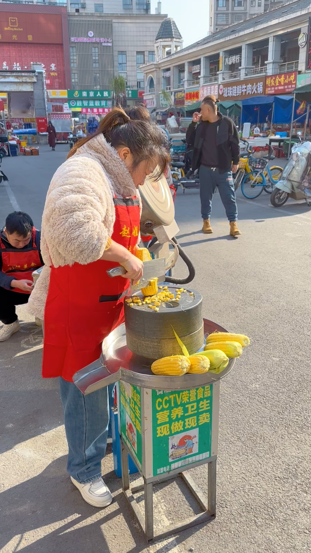 选用新鲜水果玉米磨浆制作的石磨玉米饼,8分钟就可以出一锅