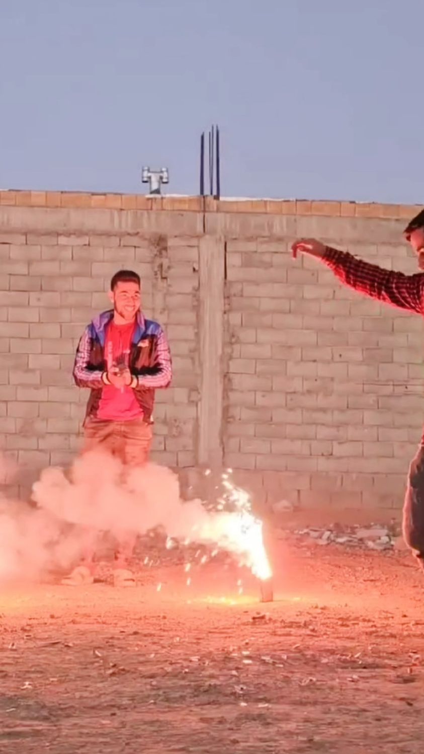 内马特给摄影师过生日,放烟花买蛋糕,十分温馨幸福