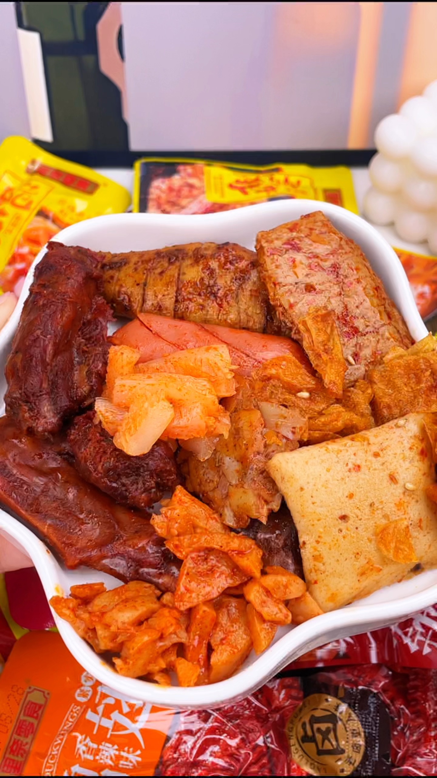 零食大礼包有鸭翅、鱼豆腐、火腿肠等30多包零食,好吃不的了