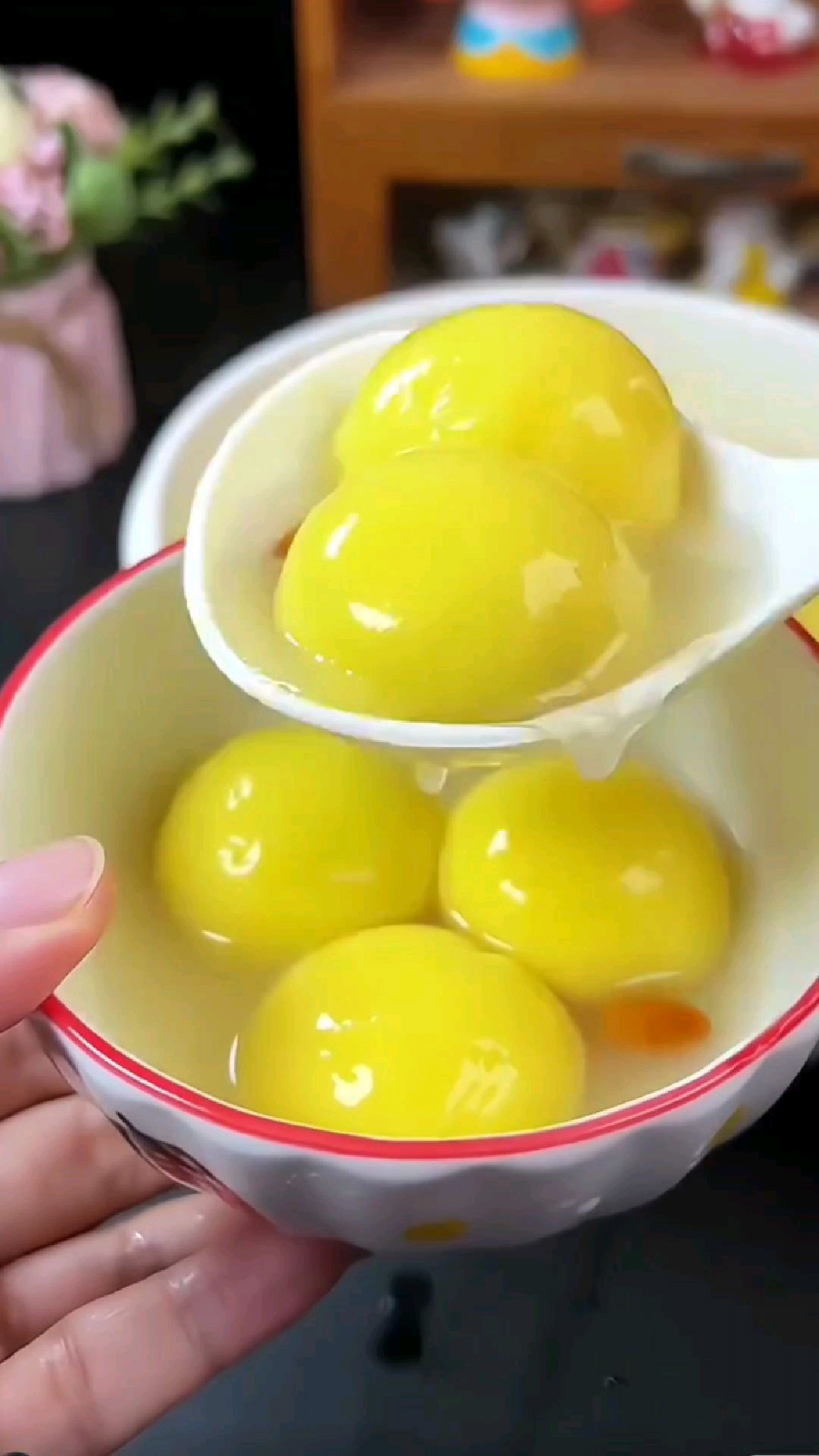 大黄米黑芝麻汤圆,无人能拒绝的热乎乎的大汤圆,软糯香甜。
