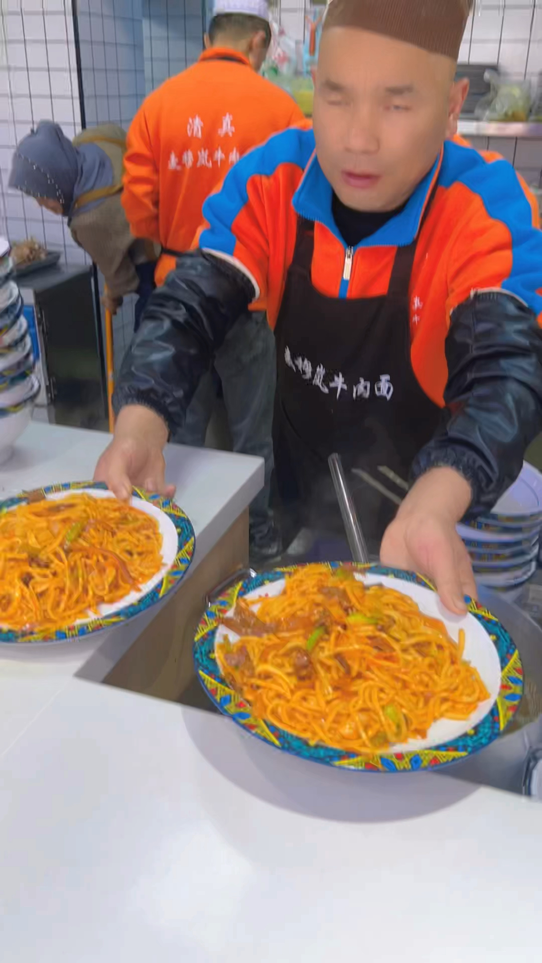 甘肃兰州厨师做的牛肉炒拉面,看看有没有食欲