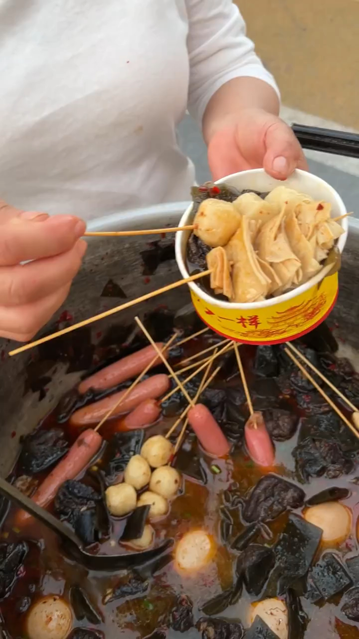 在萍乡只能随机遇到的水煮煮臭豆腐摊子。。。