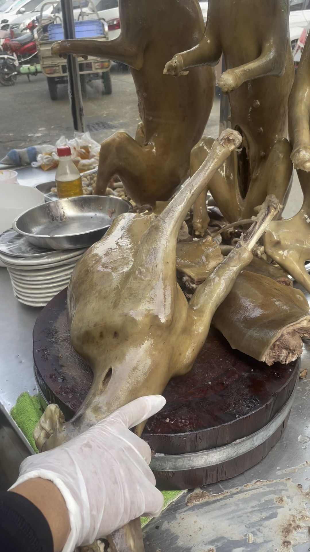 前胛肉质鲜嫩,味道香浓,砍成小块,太好吃