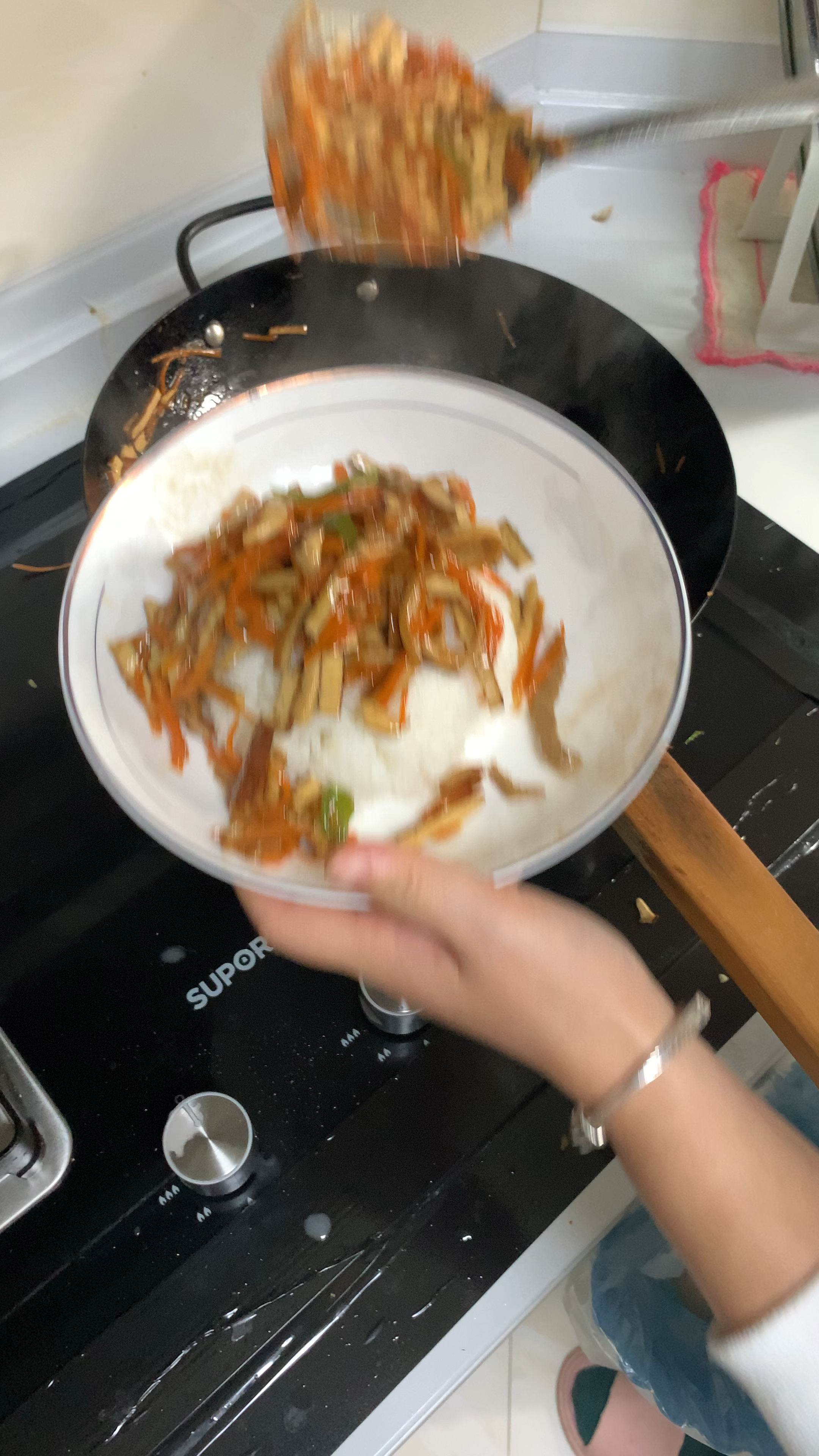 美女做的肉丝盖浇饭出锅了,一闻就好香