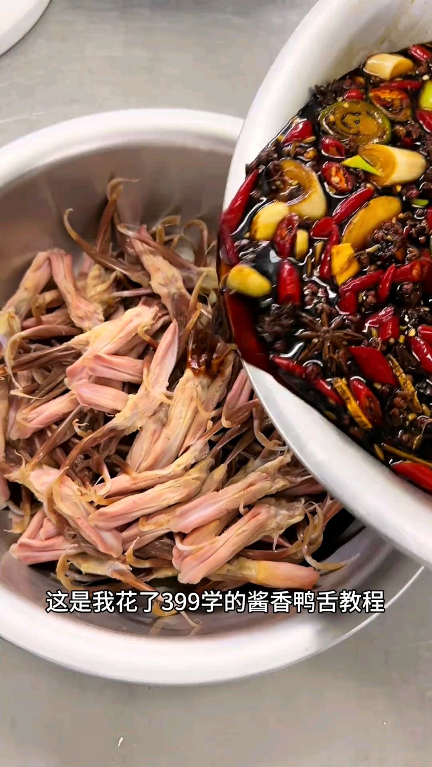 酱香鸭舌保姆级教程,微辣微甜,口感Q弹。