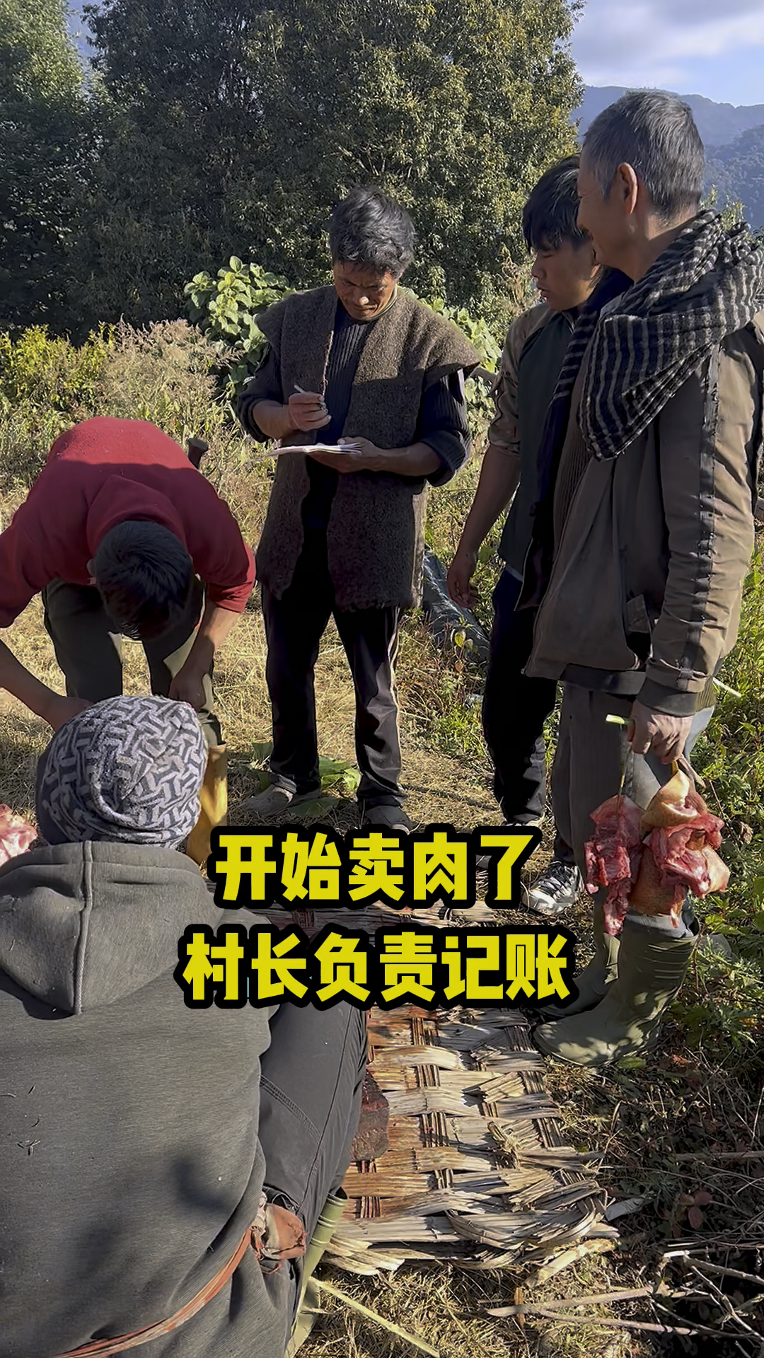 猪肉已经到位,村长请我们吃杀猪饭,晚上吃尼泊尔的馍馍