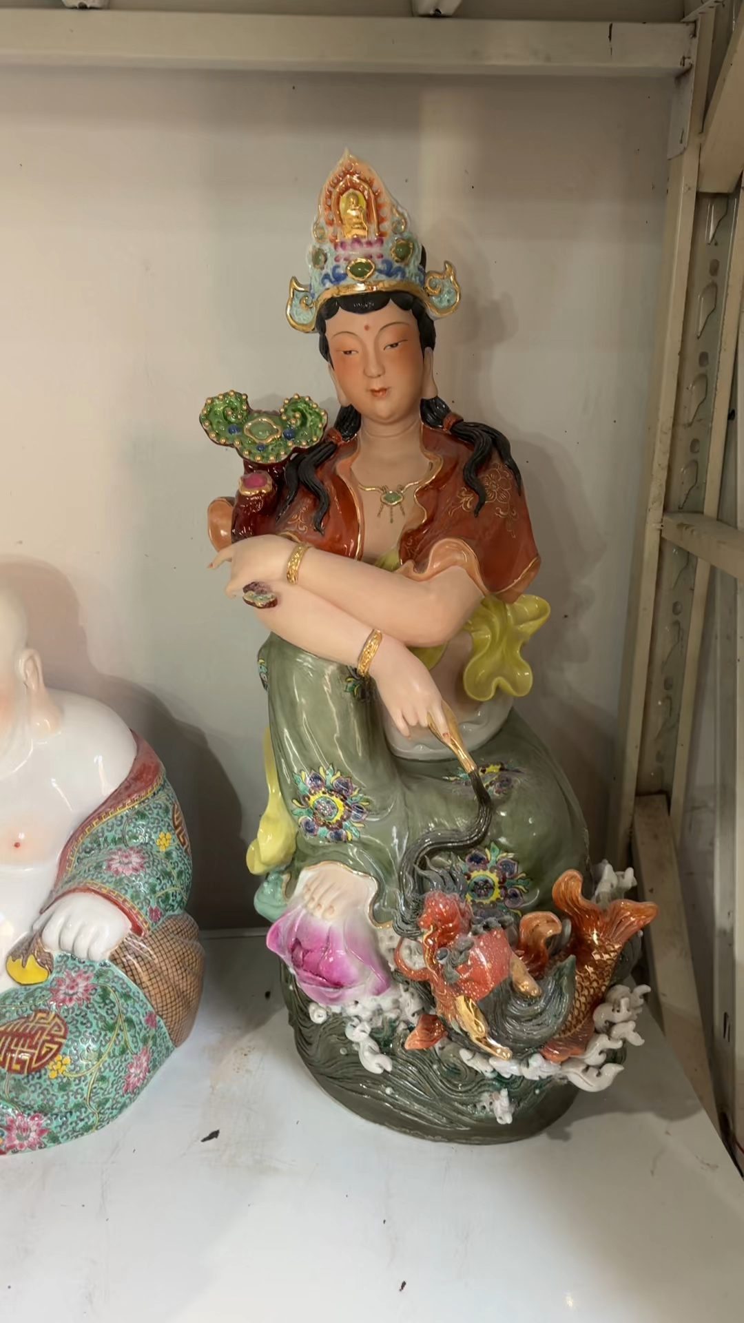 红衣手持玉如意净瓶鳌鱼观世音菩萨尊像,景德镇手工陶瓷粉彩雕塑