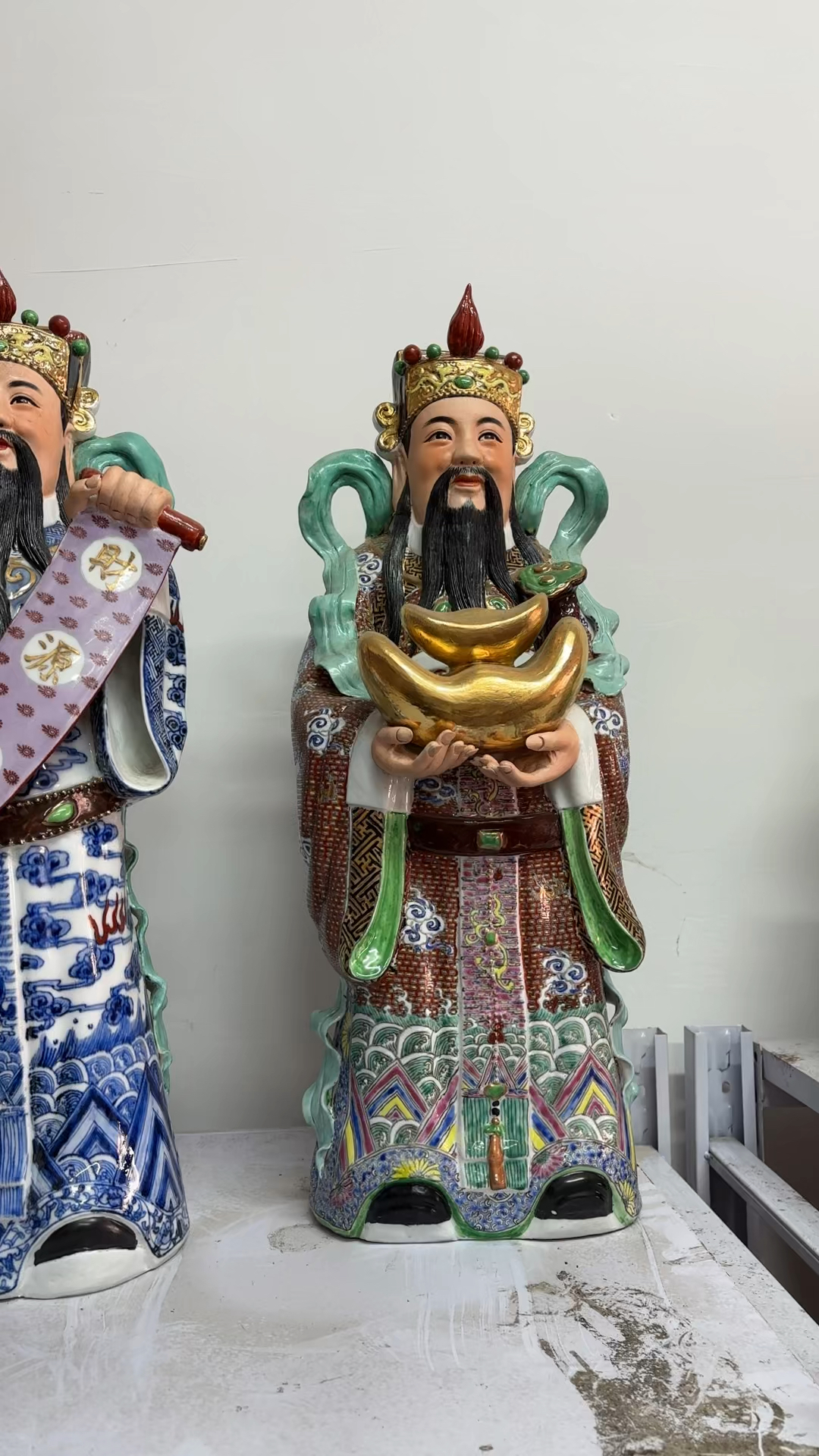 财神爷手捧金元宝贺联尊像,景德镇手工粉彩陶瓷雕塑摆件,高度60