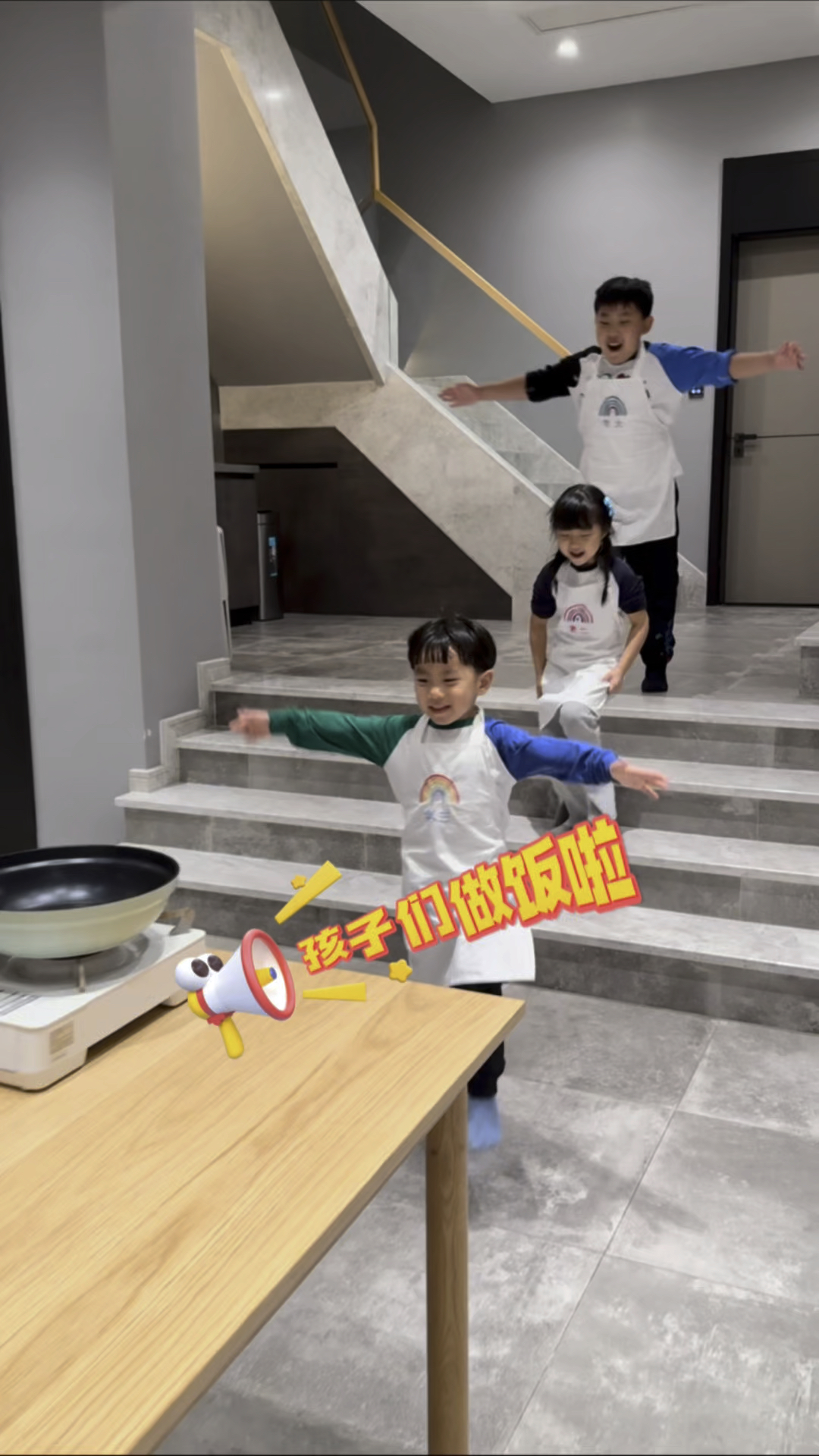 爸爸说今天让孩子们自己做咖喱鸡盖饭套餐,又是有趣的一餐