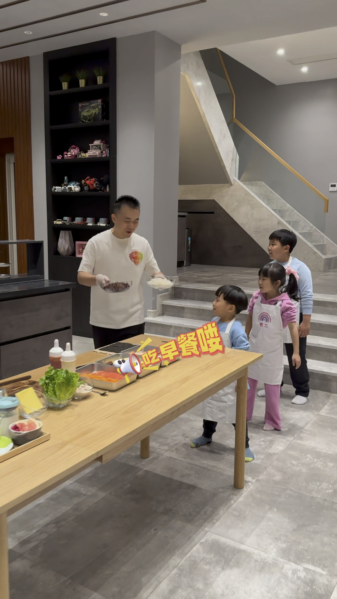 爸爸说今天让孩子们自制折叠饭团,又是有趣的一餐