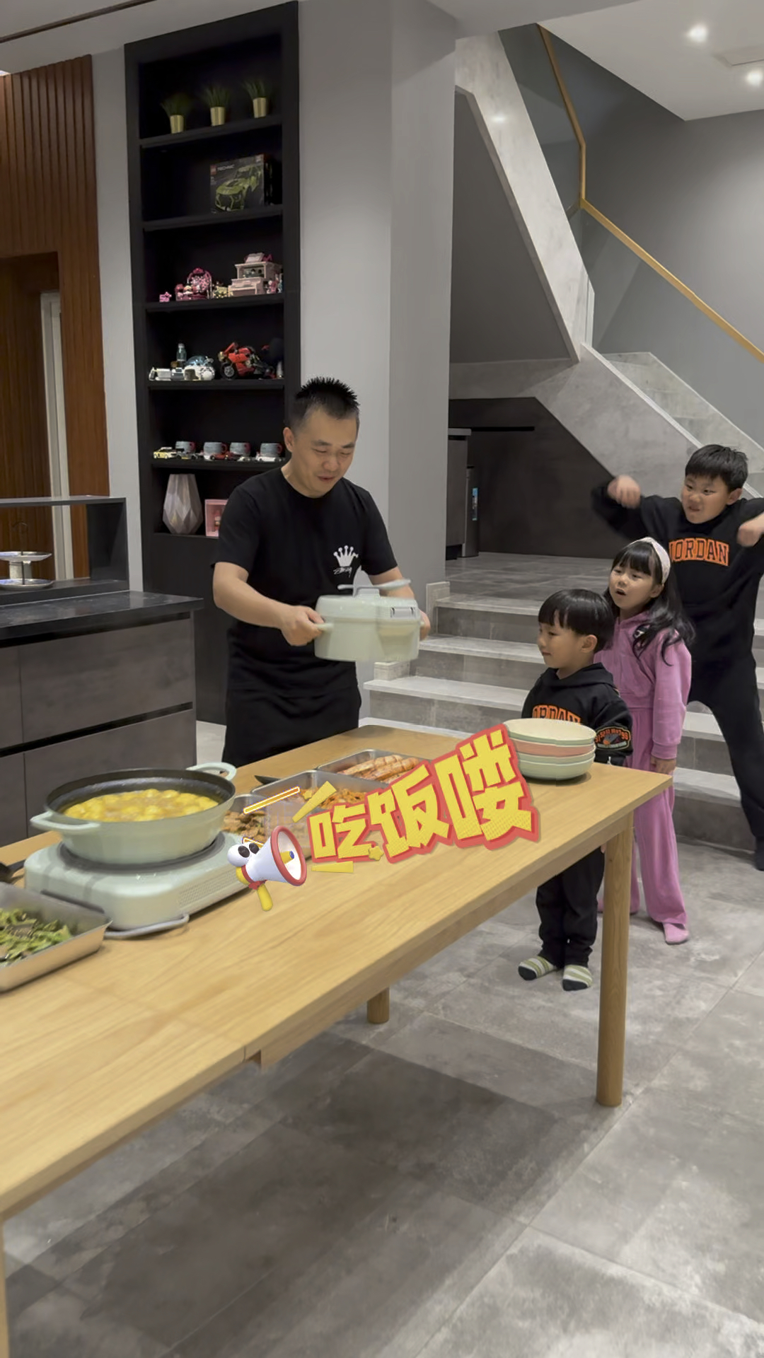 爸爸说今天给孩子们做自助餐吃,又是有趣的一餐