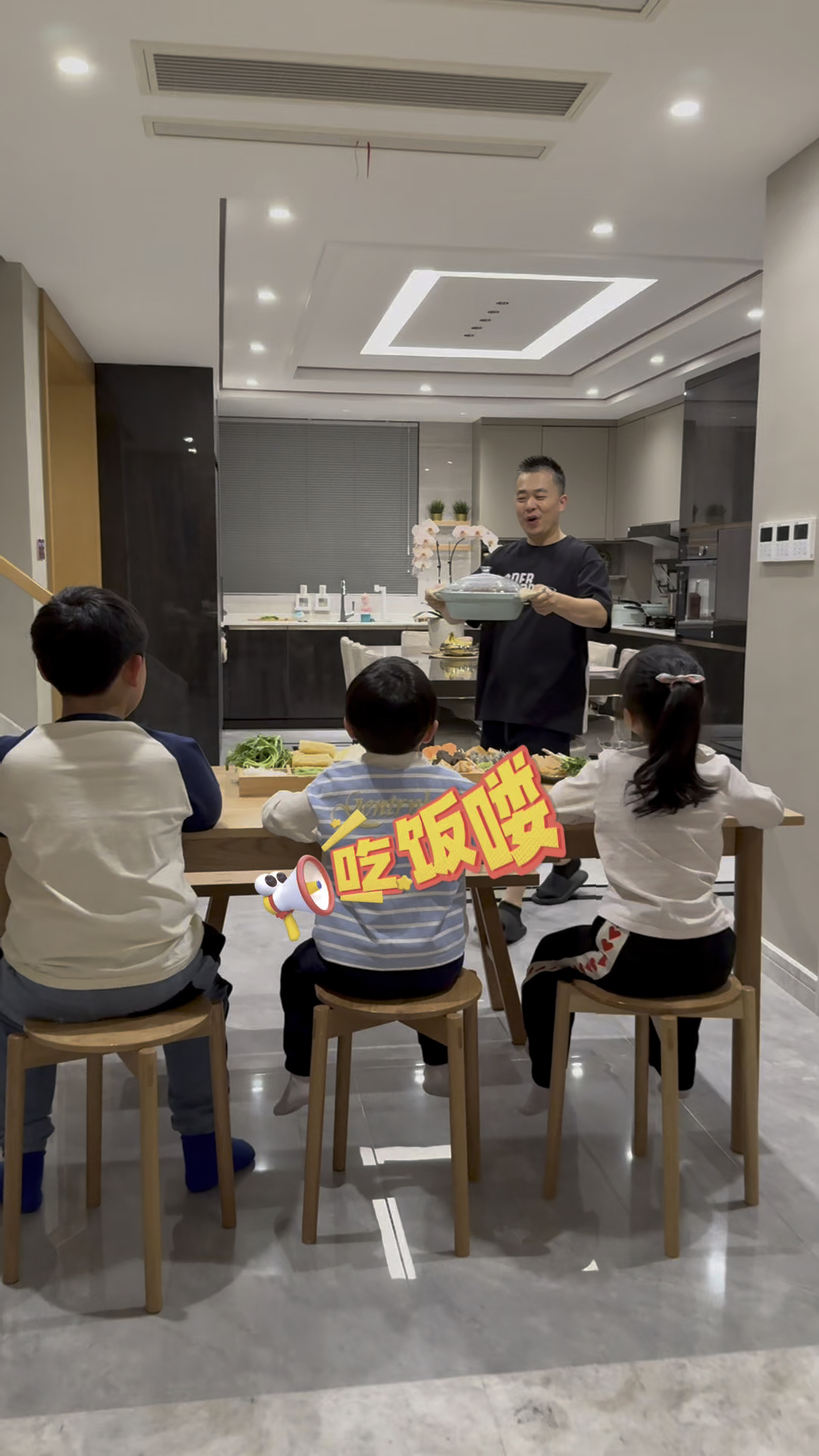 爸爸说今天给孩子们做羊蝎子火锅,又是有趣的一餐
