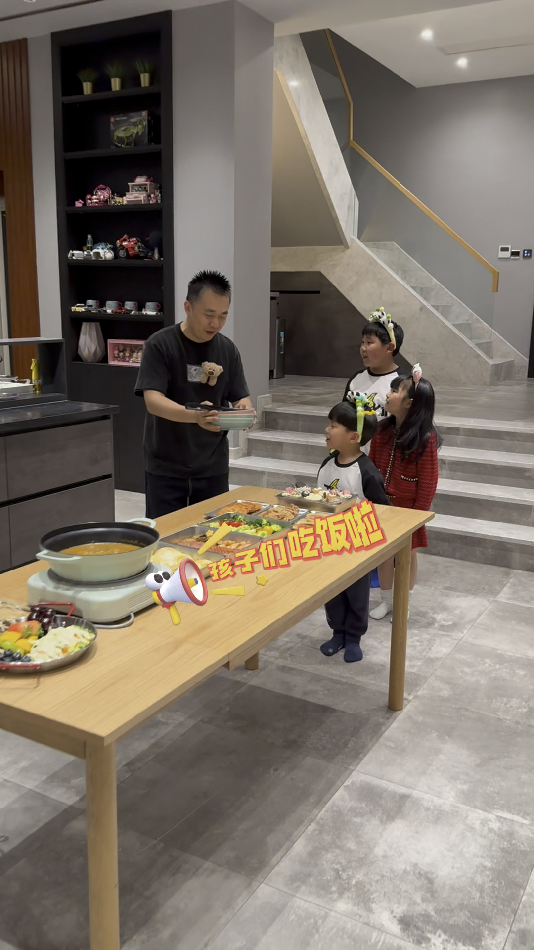 爸爸说今天给孩子们做儿童欢乐主题自助餐,又是有趣的一餐