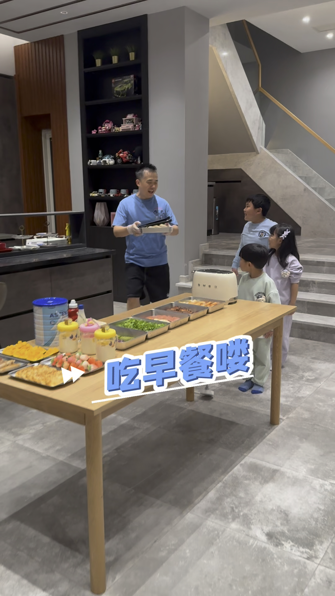 爸爸说今天让孩子们自制麦芬套餐,又是有趣的一餐