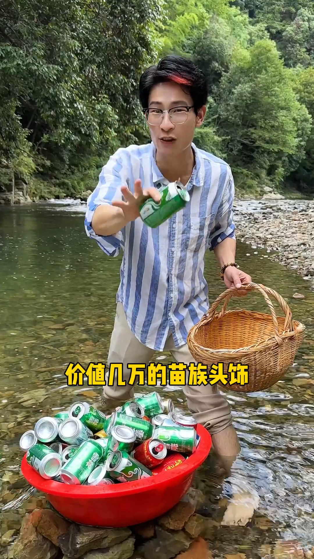 你试过头顶几万的苗族头饰吗?