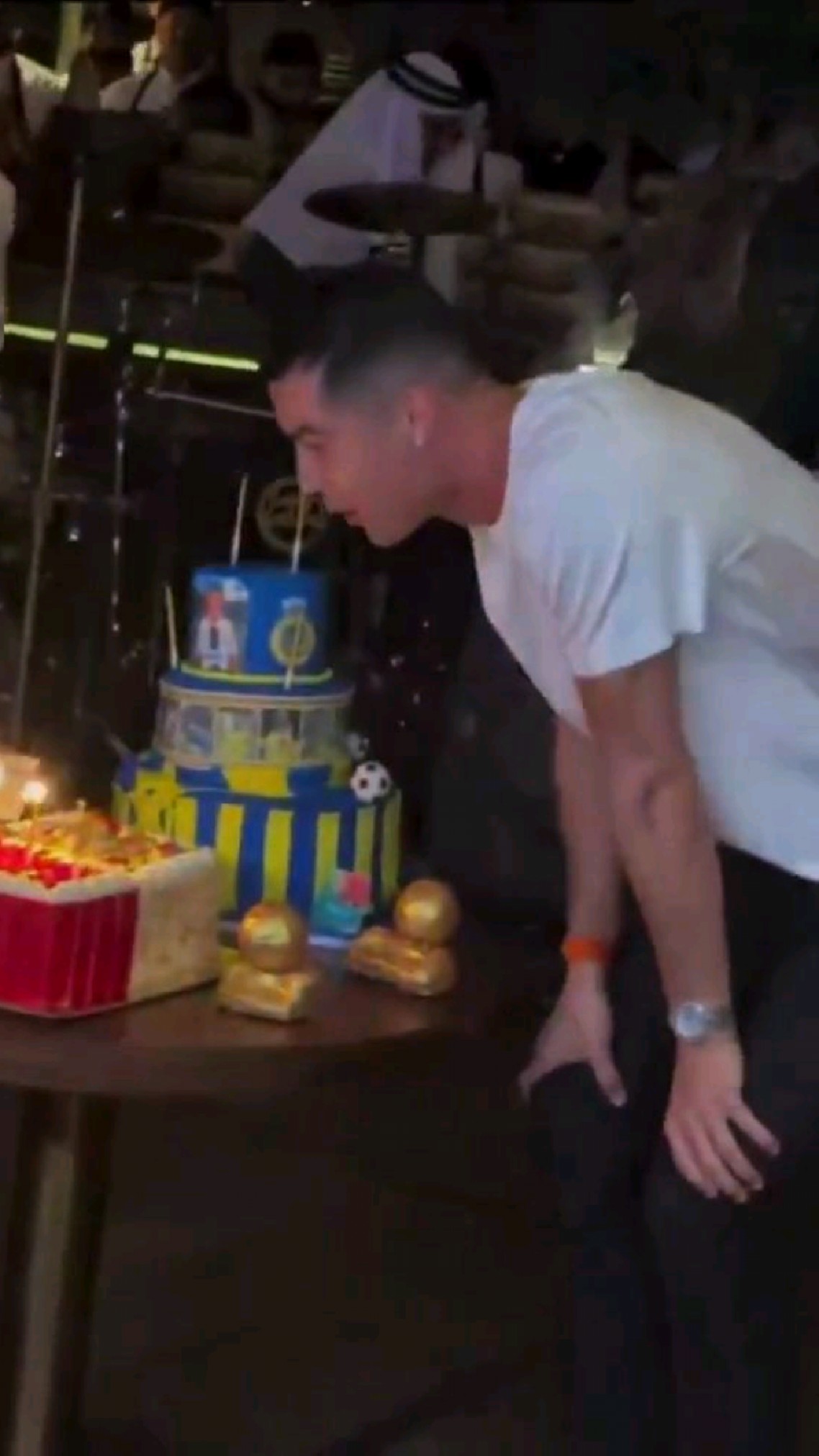罗三岁上线!C罗40岁生日当天围着蛋糕热舞,孩子气始终不变