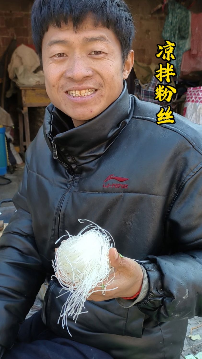 今天做一个小凉菜,白菜拌粉丝