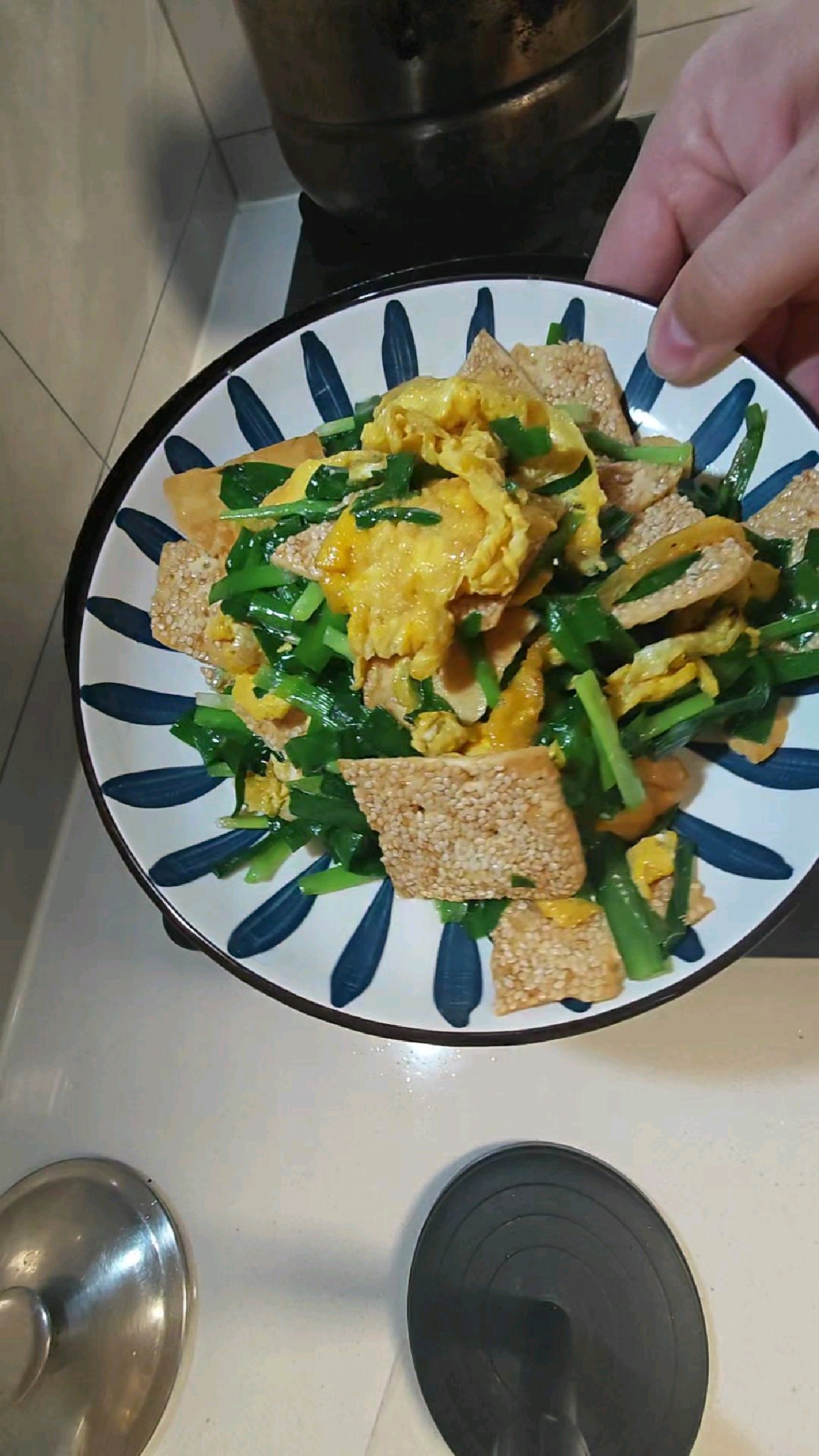 60秒快手菜 韭菜鸡蛋炒烧饼