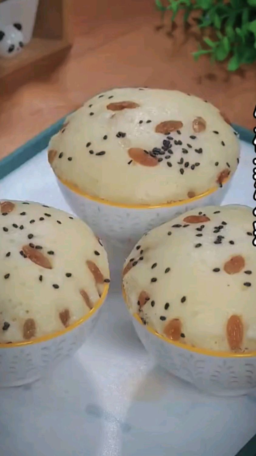 只要家里有小碗和面粉就可以做这种发糕