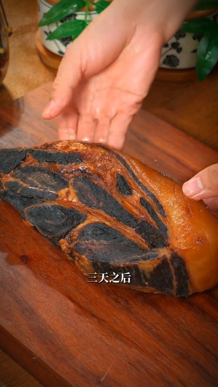 把酱油倒入猪肉里泡一泡就可以做出好吃的酱牛肉