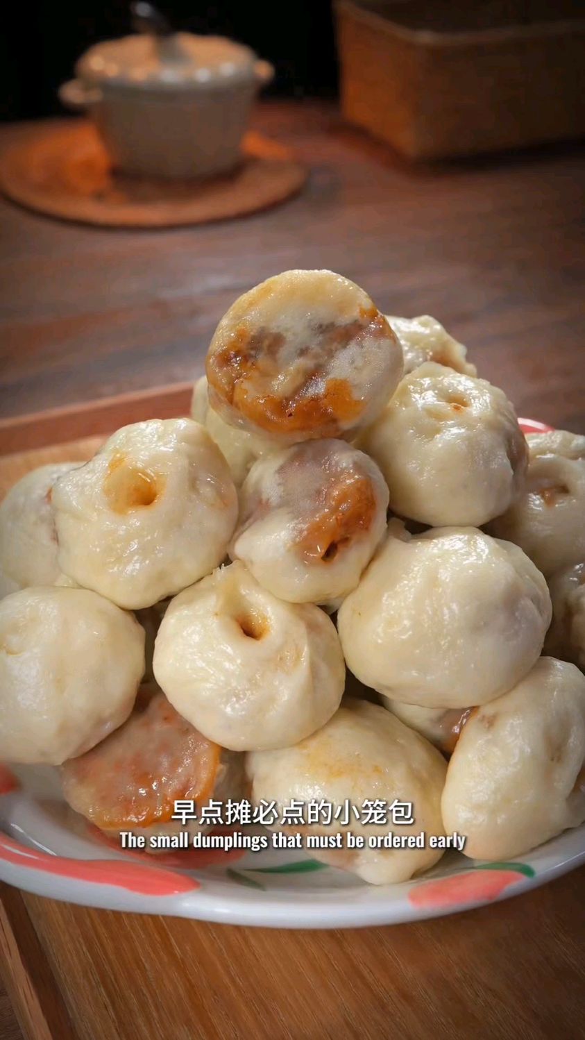 生肉和熟肉放在一块,这样做出来的小笼包比早餐店的好吃太多了